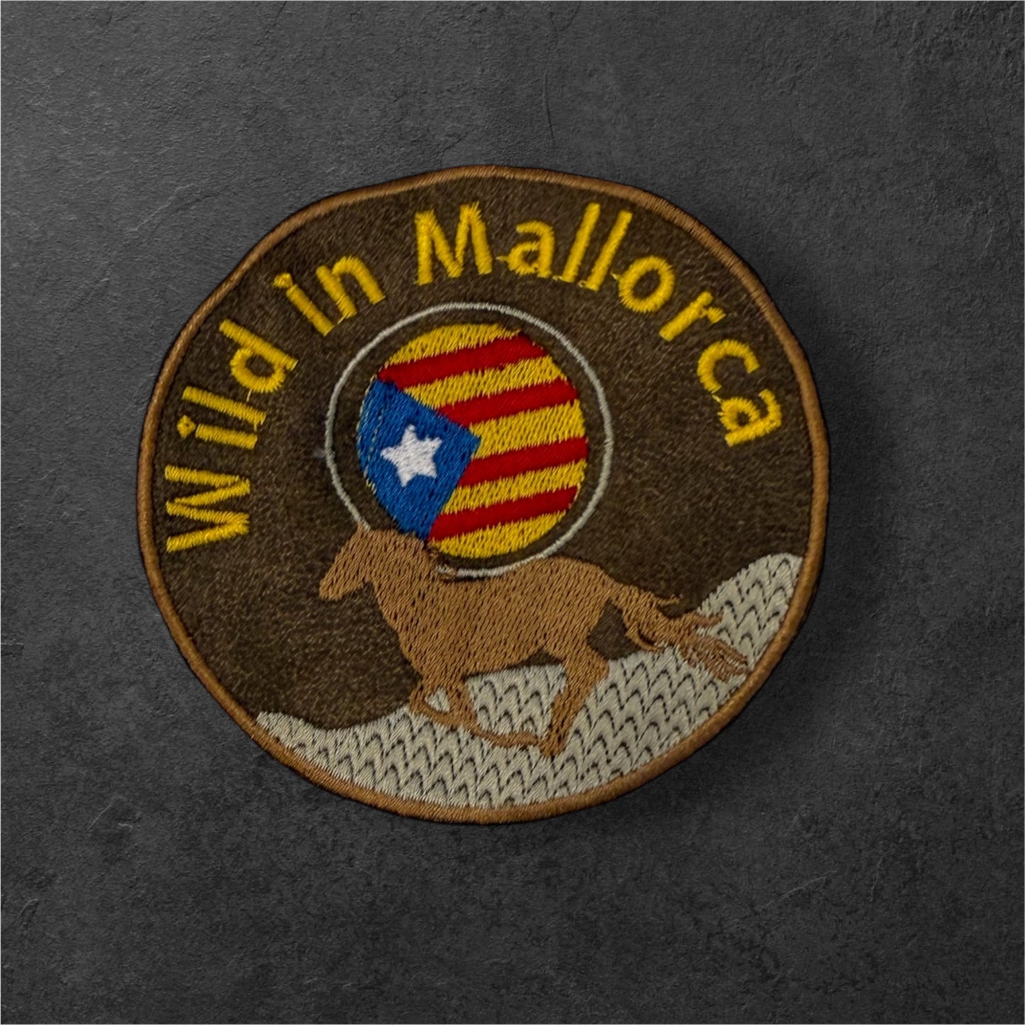 Gestickter Flaggen-Patch „Wild in …“ – 8 cm